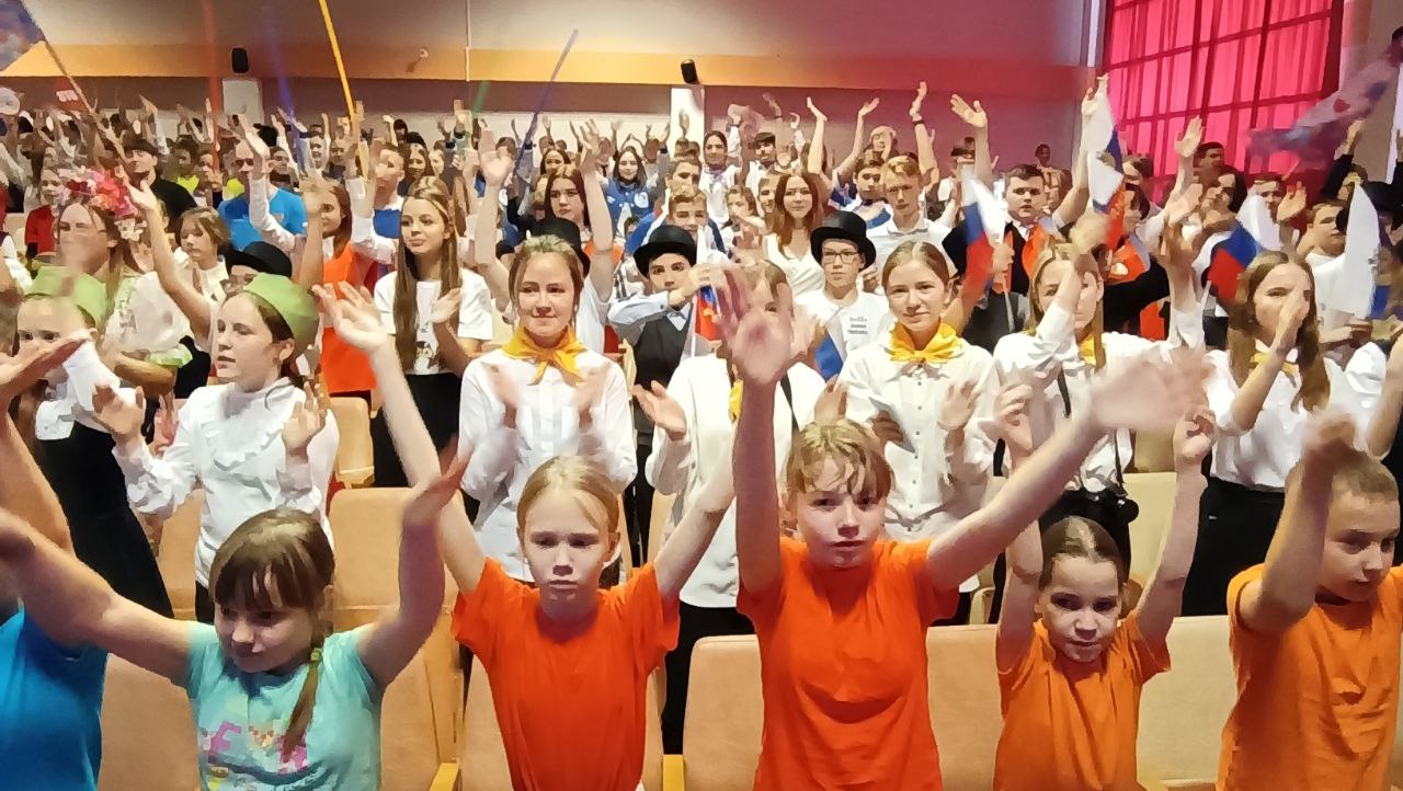 Торжественно, под аплодисменты: в 56-й школе появилось отделение «Движение первых»