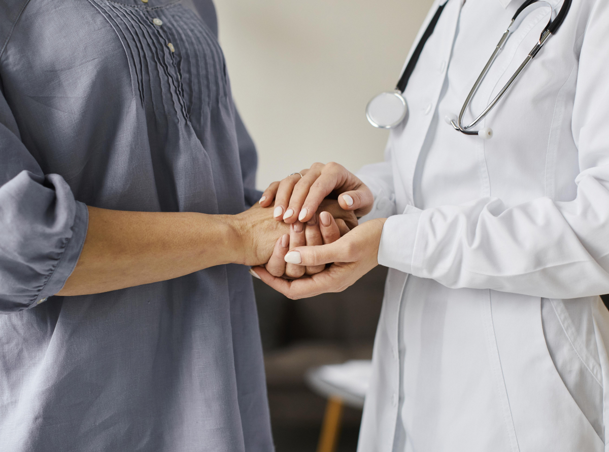 Фото с сайта https://ru.freepik.com/ Наиболее частый признак заболевания — гематурия, то есть наличие примеси крови в моче,