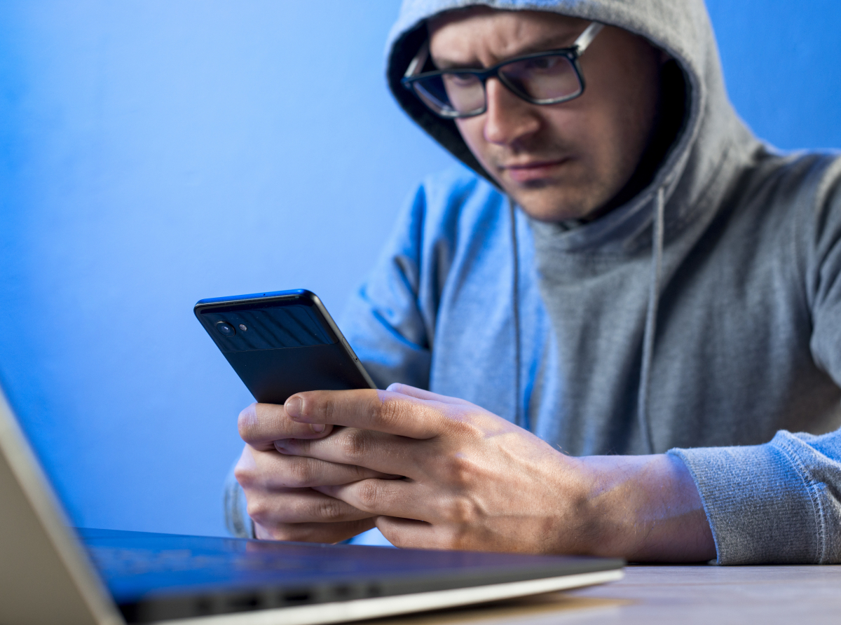 Фото с сайта https://ru.freepik.com/free-photo. Для противодействия мошенничеству на официальном сайте и в приложении ПАО «Сбербанк» создана отдельная тема «Безопасность» с короткими видеороликами и статьями как не стать жертвой мошенников и тестами для проверки себя.