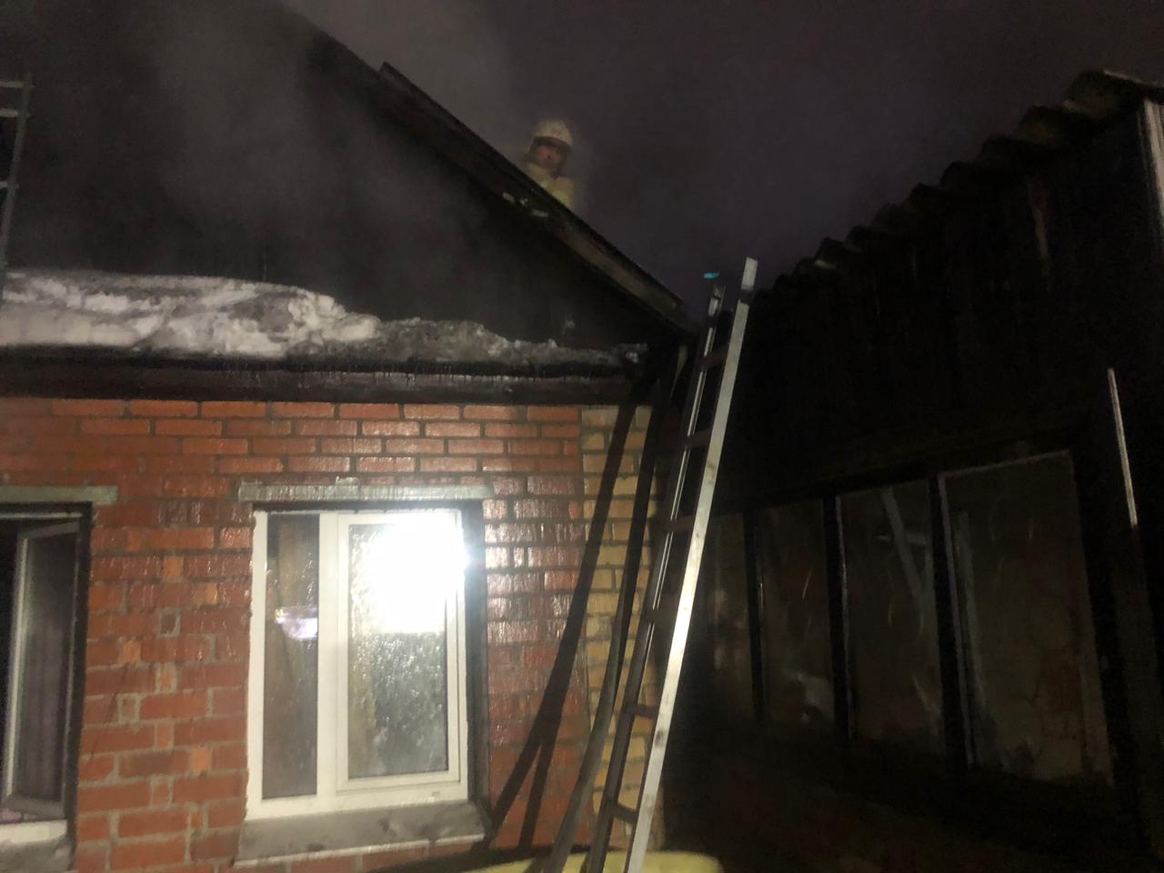 Ночной пожар оставил семью без крова