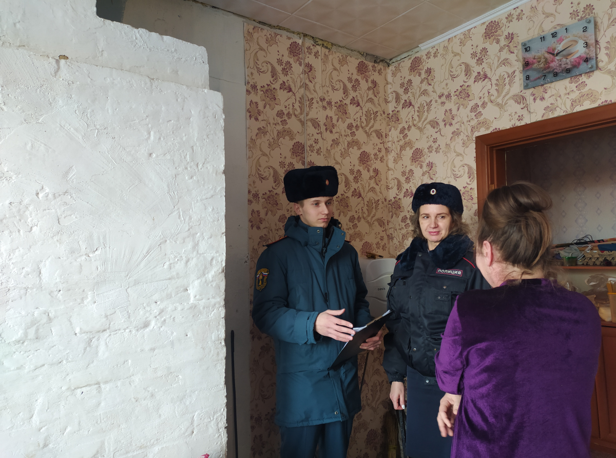 Фото предоставлено ОМВД. Главное в рейдах - напомнить взрослым о правилах безопасности, чтобы в доме не случилось беды.