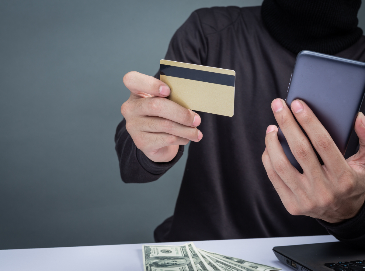 Фото с сайта https://ru.freepik.com/free-photo/thieves-wear-a-black.Если в отношении вас или ваших близких совершены противоправные деяния, немедленно сообщите о случившемся в полицию по телефону 112