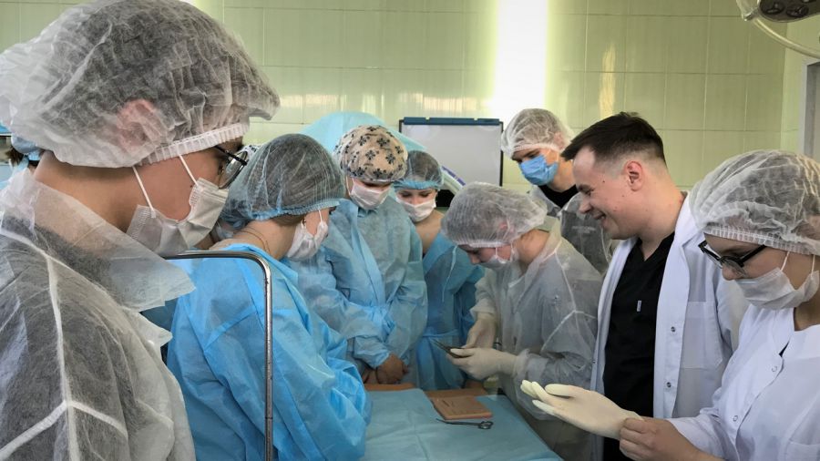 Мастер-класс в операционной: артемовские школьники учатся оперировать