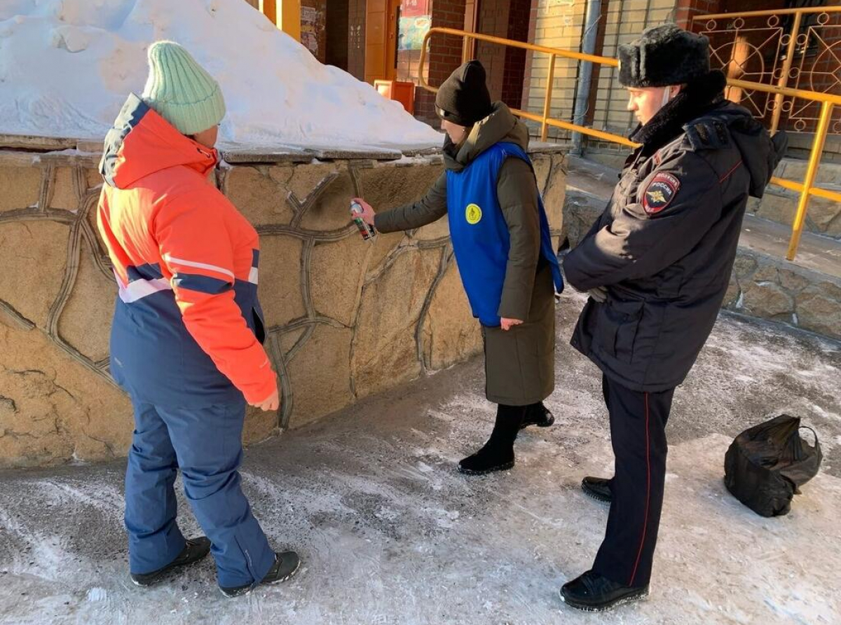 Фото предоставлено ОМВД. Подобные надписи уродуют облик зданий, а то, что они рекламируют, ломают чьи-то жизни.