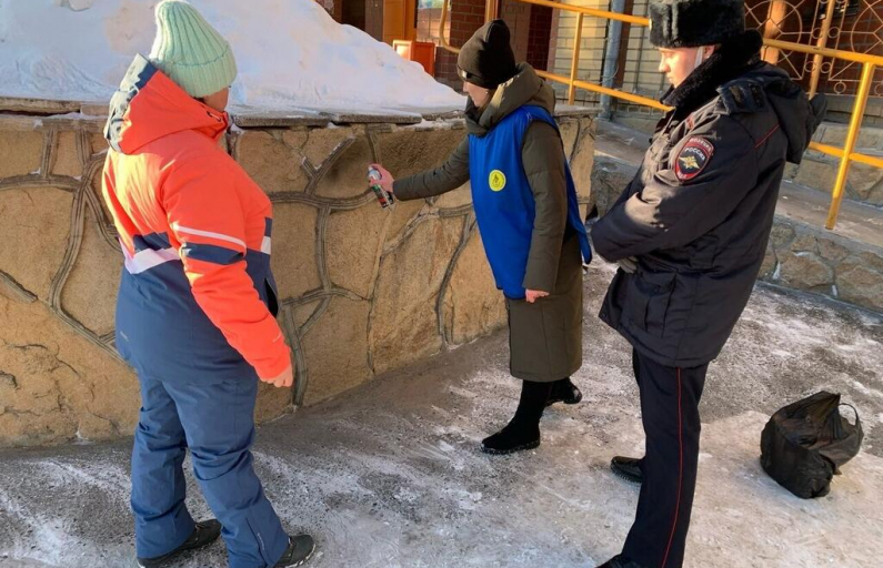 Фото предоставлено ОМВД. Подобные надписи уродуют облик зданий, а то, что они рекламируют, ломают чьи-то жизни.