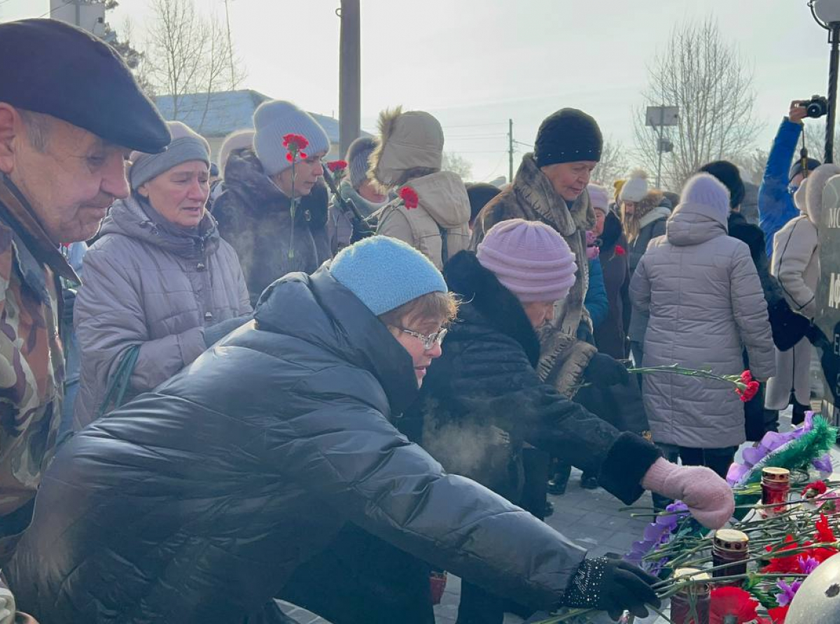 Фото Галины Таскиной. Со слезами на глазах и скорбью в сердцах горожане несли цветы.