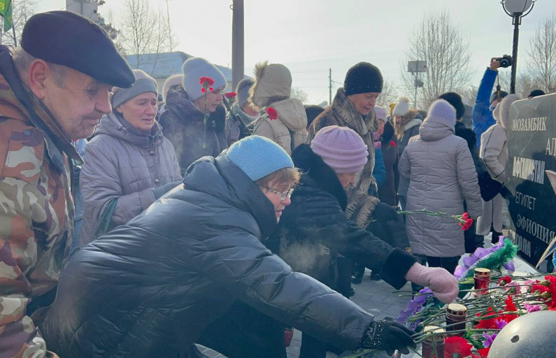 Фото Галины Таскиной. Со слезами на глазах и скорбью в сердцах горожане несли цветы.