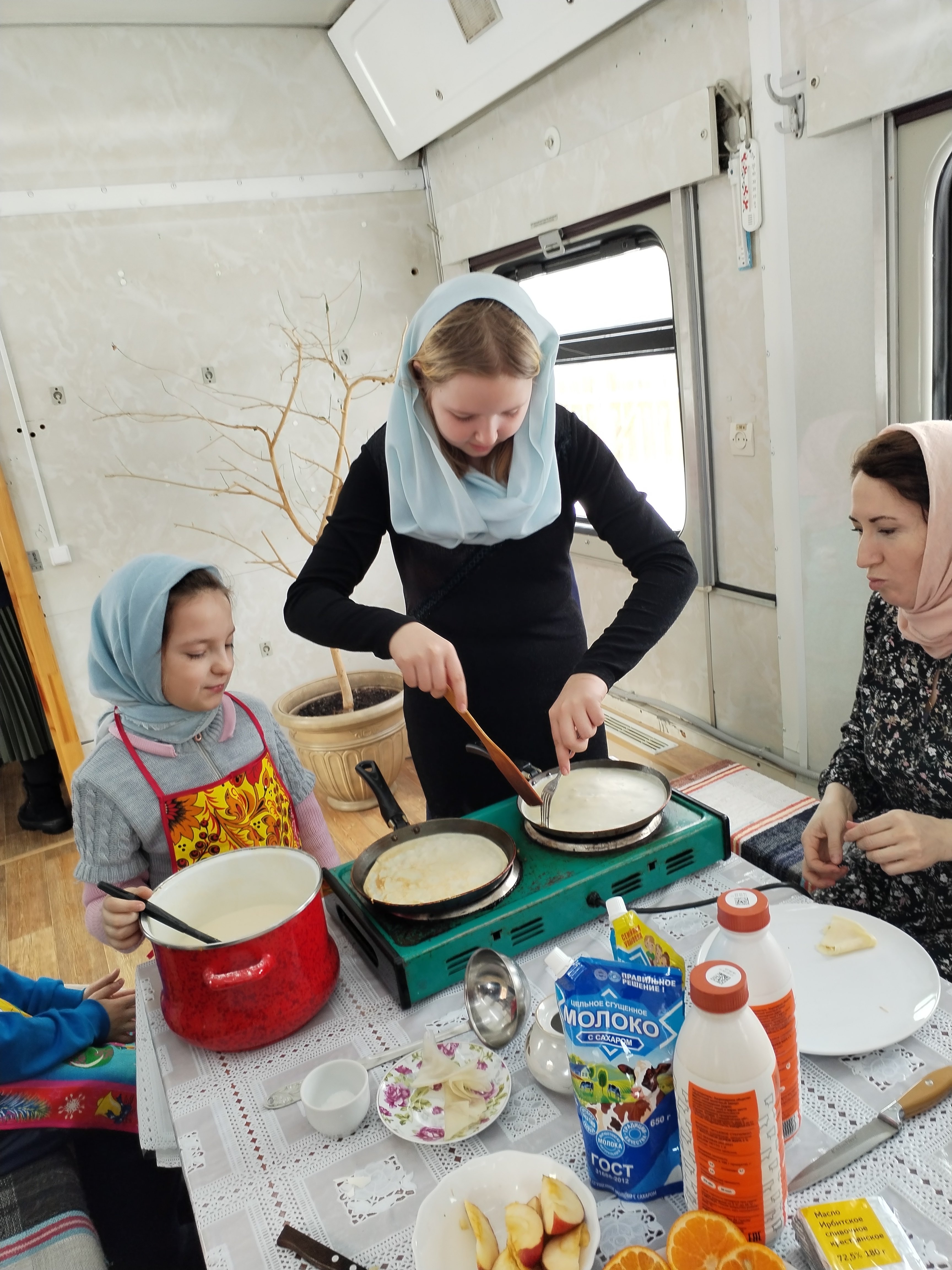 Пекли блины и угощали всех!