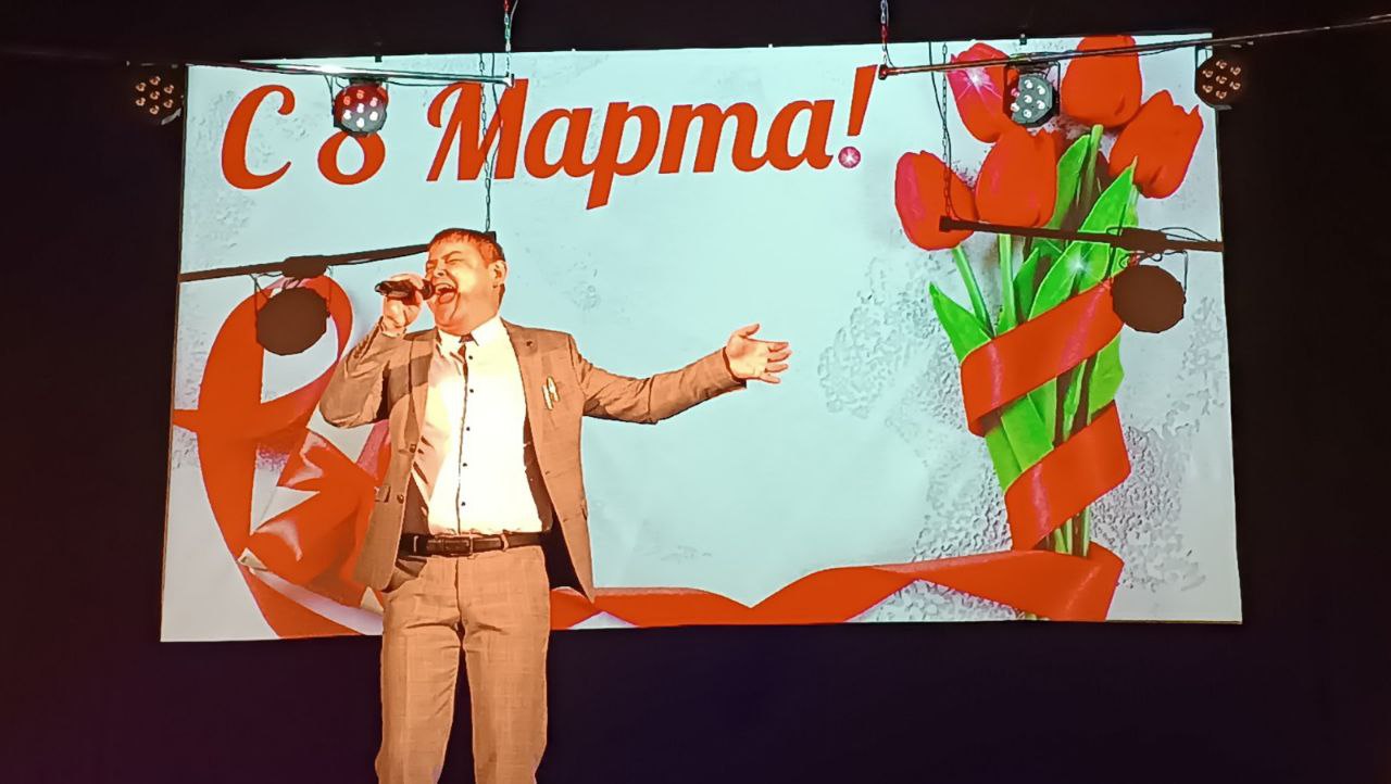 Всем дамам раздавали цветы!