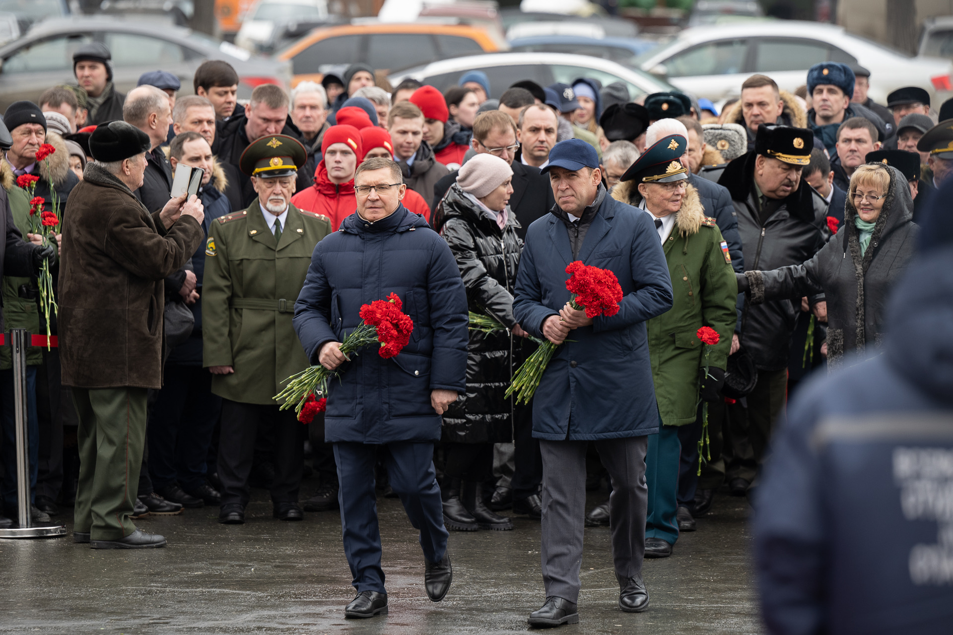 Евгений Куйвашев возложил цветы к памятнику воинам УДТК в год 80-летия народного подвига