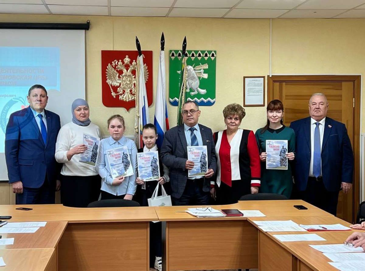 Фото Галины Таскиной. Награды художникам и их наставникам в торжественной обстановке вручили в зале администрации глава АГО Константин Трофимов и председатель Думы АГО Владимир Арсенов.