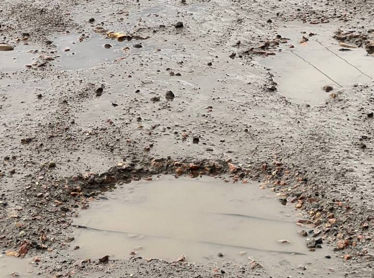 Фото Галины Таскиной. Снег сошел, появились ямы. Автомобилисты, будьте аккуратны!