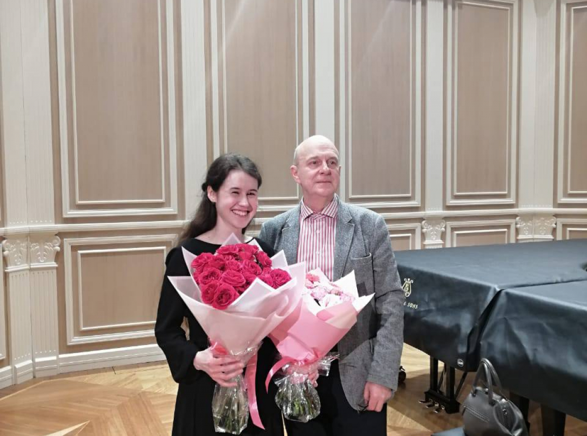 Фото семьи Ялаловых. На снимке талантливая пианистка Яна Ялалова из п. Буланаш с заслуженным работником культуры РФ, ее нынешним наставником Василием Ивановичем Ермаковым. 