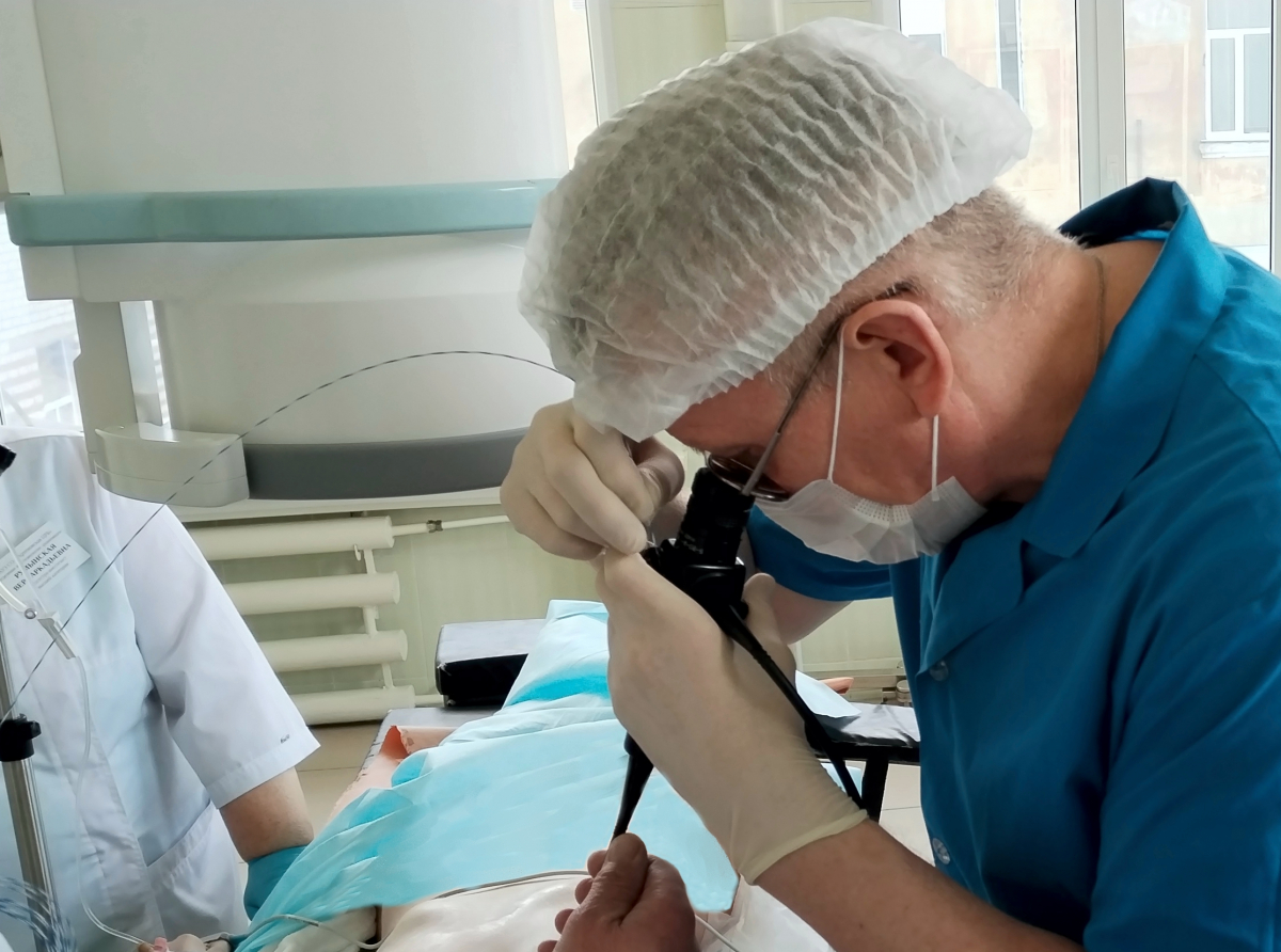 Фото предоставлено пресс-службой АЦРБ. Обнаруженный в ходе компьютерной томографии грудной клетки зуб в левом главном бронхе пациентки грозил развитием воспалительного процесса и разрывом лёгкого. Женщина могла умереть.