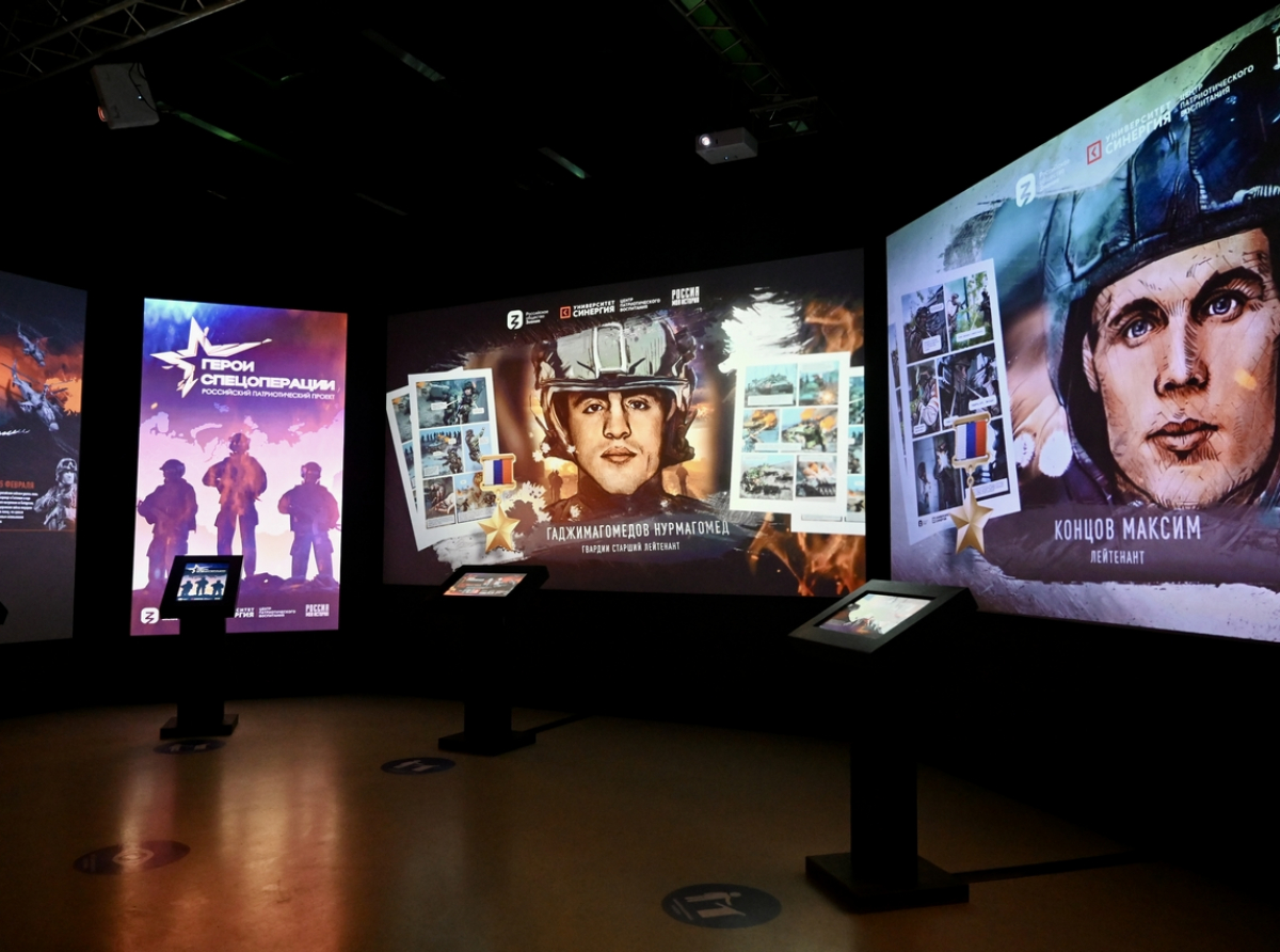 Фото: Полина Зиновьева. У посетителей выставки есть уникальная возможность узнать судьбы нескольких Героев России, удостоенных этого звания в ходе участия в спецоперации.