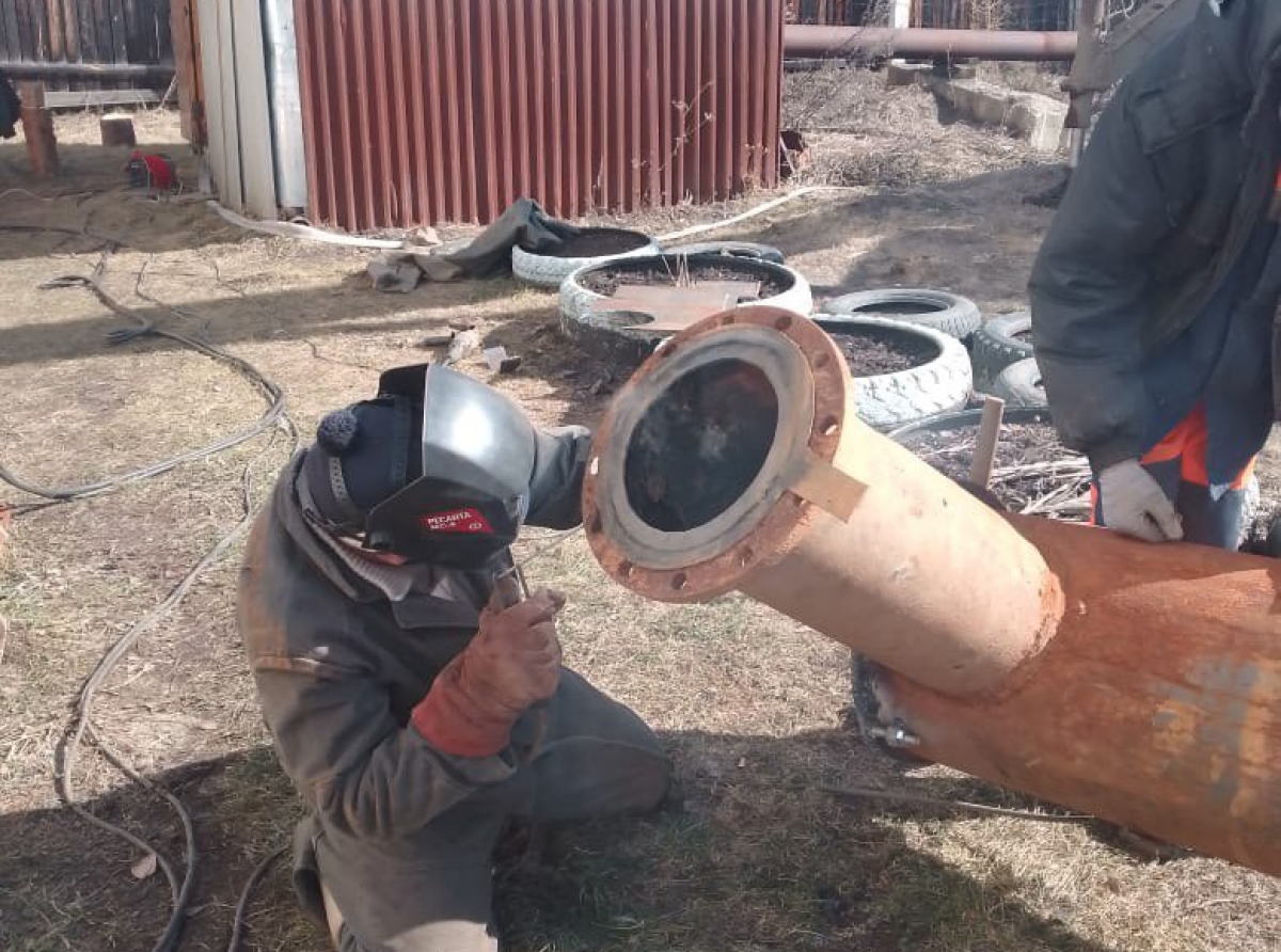 Фото из телеграм канала главы АГО. Жители Буланаш устали от бесконечных аварий на сетях и проблем с водой. 