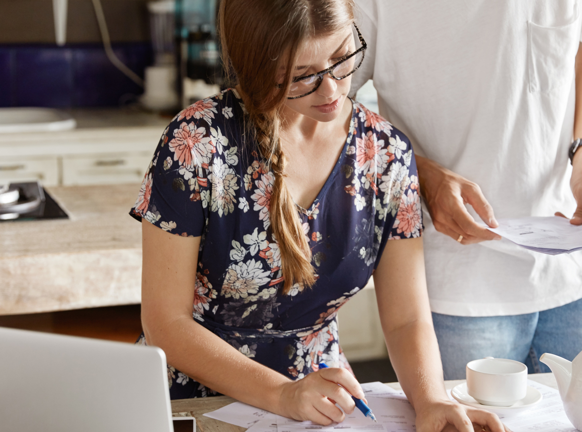Фото с сайта https://ru.freepik.com/free-photo/couple-managing-budget-together-in-kitchen_9618337.htm#query=квитанция%20за%20жку&position=31&from_view=search&track=ais. Все расходы МКД на общедомовые нужды будут оплачивать исключительно собственники жилых помещений.