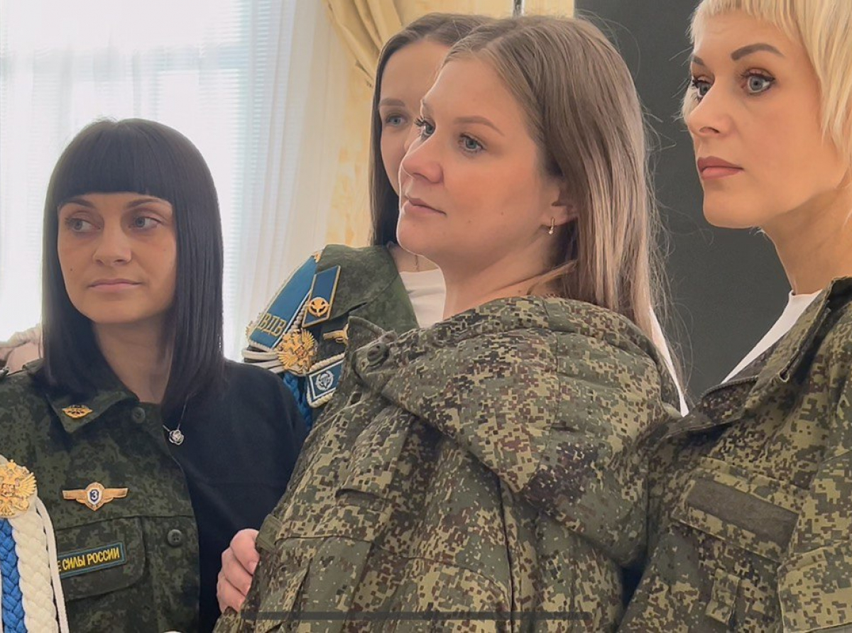 Фото Галины Таскиной. Вдохновенный и проникновенный момент съемки. В объективе фотографа - жены наших земляков-участников СВО.