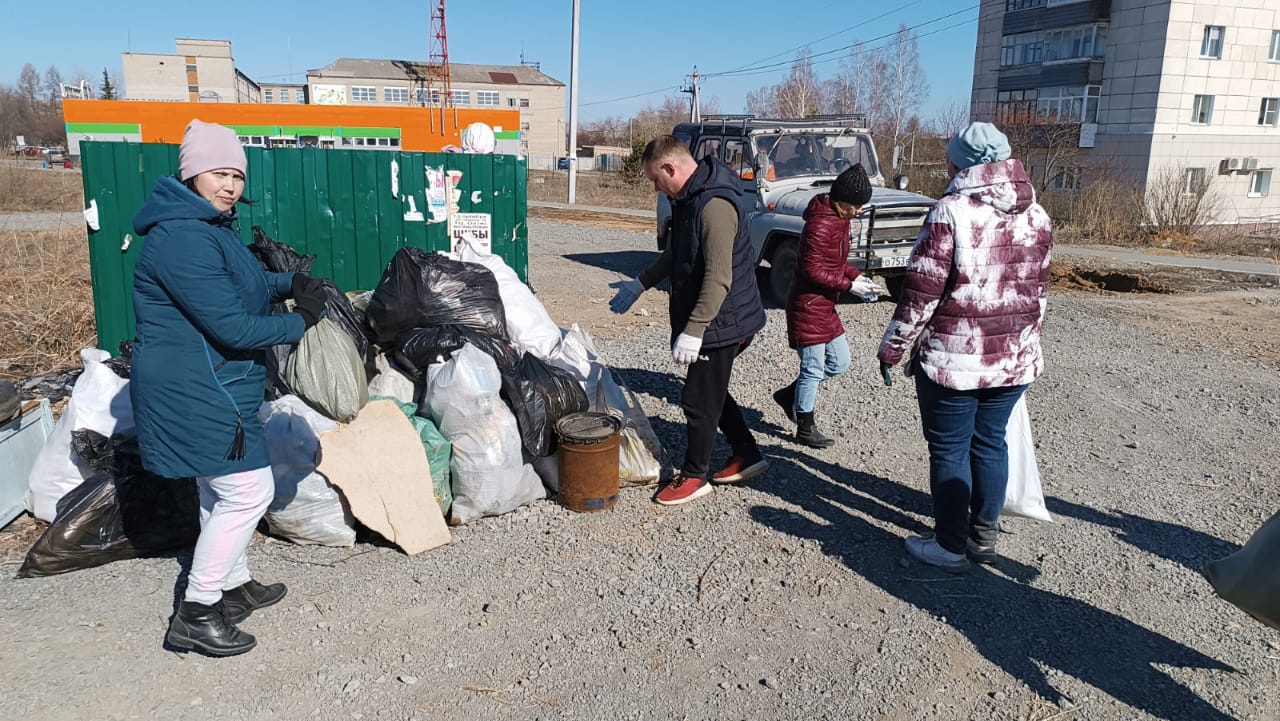 В Артемовском продолжается череда субботников по очистке города