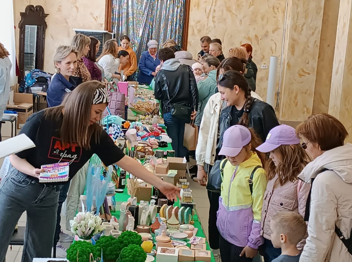 Фото Василия Ергашева. Мастера открыли горожанам двери в мир своего творчества.