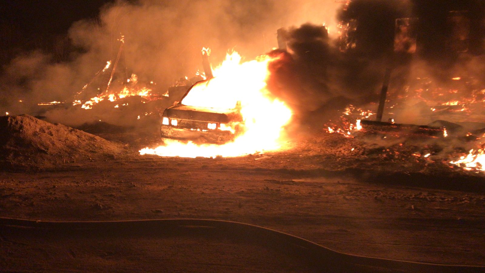 Город в дыму: горели дома, горит трава и лес. Есть пострадавший