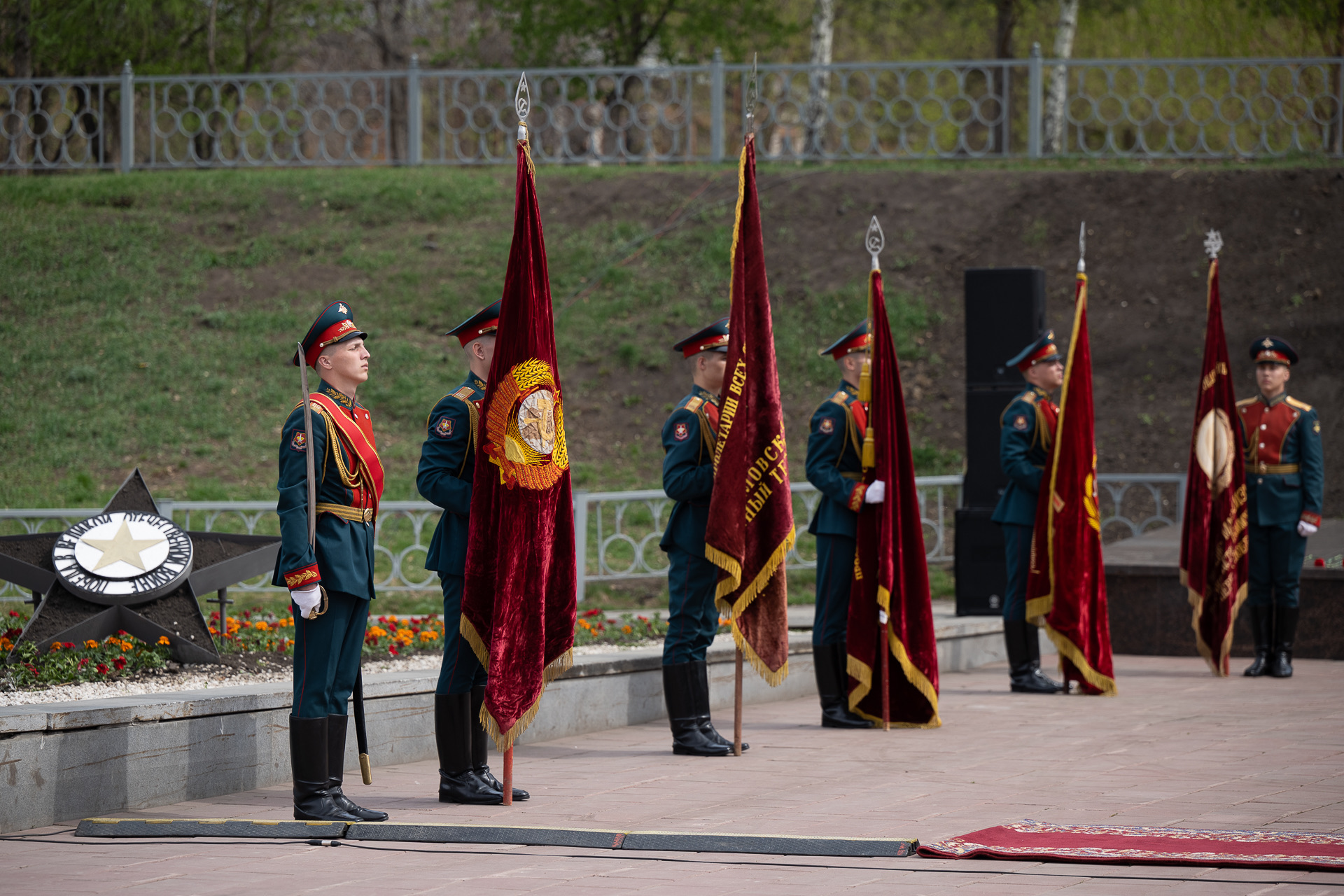 Торжественно-траурная церемония возложения цветов к памятнику «Седой Урал» прошла в Екатеринбурге в преддверии Дня Победы