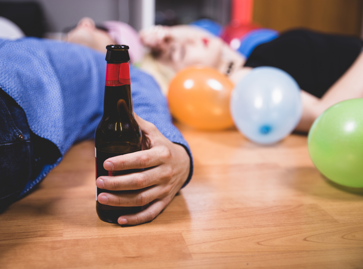 Фото https://ru.freepik.com/free-photo/drunk-friends-after-party_1191327.htm#query=%D0%B0%D0%BB%D0%BA%D0%BE%D0%B3%D0%BE%D0%BB%D1%8C%20%D0%B8%20%D0%B4%D0%B5%D1%82%D0%B8&position=6&from_view=search&track=ais