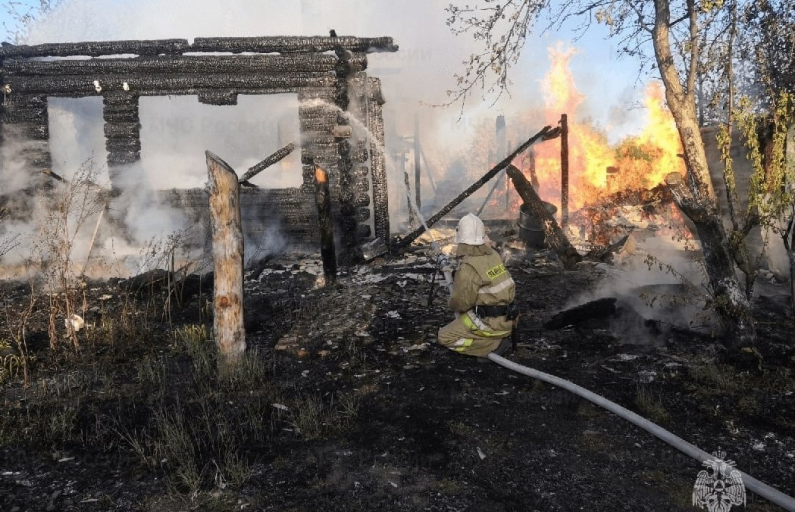 Фото предоставлено МЧС. Пожарные заливают водой дом в п. Красногвардейском. Все, что от него осталось...
