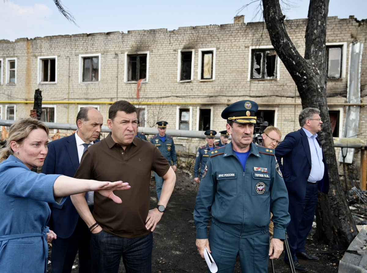 Фото ДИП Свердловской области. Жилищный вопрос арамильцев, чьи квартиры были уничтожены огнём, по поручению губернатора должен быть решён в течение лета.