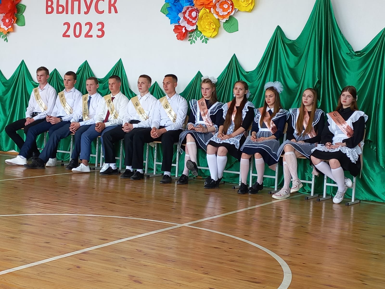 Для выпускников школ прозвенел последний звонок