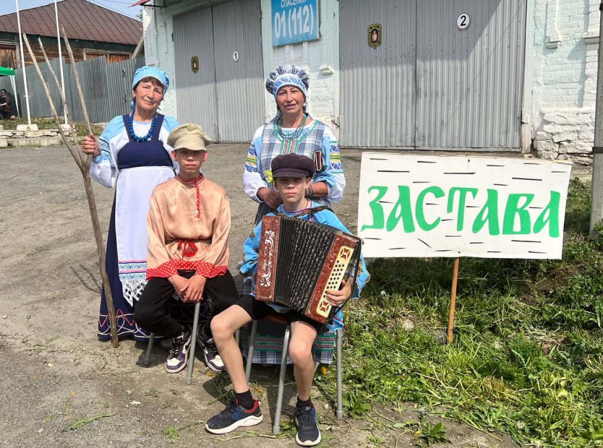 Фото Галины Таскиной. По сложившейся традиции попасть на ярмарку можно было только за частушку. Не знаешь частушку - учи и пой!