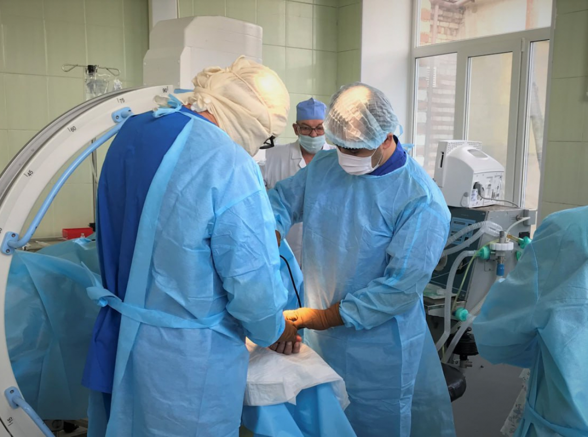 Фото предоставлено АЦРБ. Артемовские травматологи за работой.