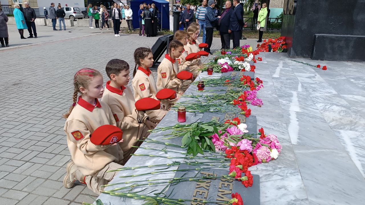 В победных маршах живут их голоса…