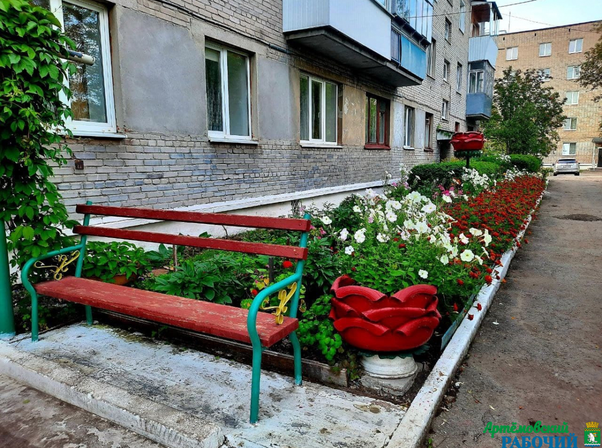 Фото из архива редакции. Особое внимание жюри конкурса уделит использованию экологически чистых материалов, так что никаких вазонов и клумб из автомобильных шин быть не должно.