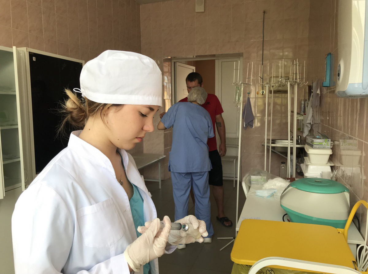 Фото пресс-службы АЦРБ. В больнице студентами тоже довольны: пропусков ни у кого нет, никто не ленится, все стремятся понять и научиться.