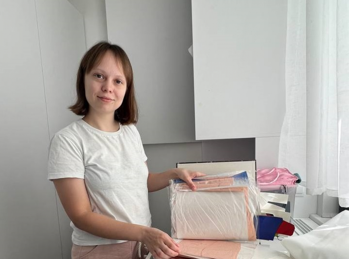 Фото Галины Таскиной. Работая в маленькой домашней мастерской, Катя Тюленева мечтает о своем ателье где-нибудь в центре города.
