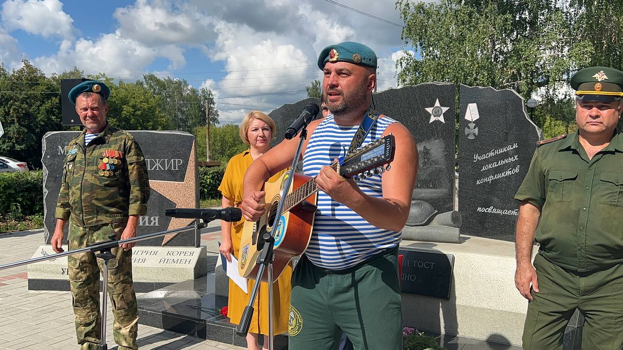 «И берет пусть будет набекрень, и салют сегодня вам во славу!»