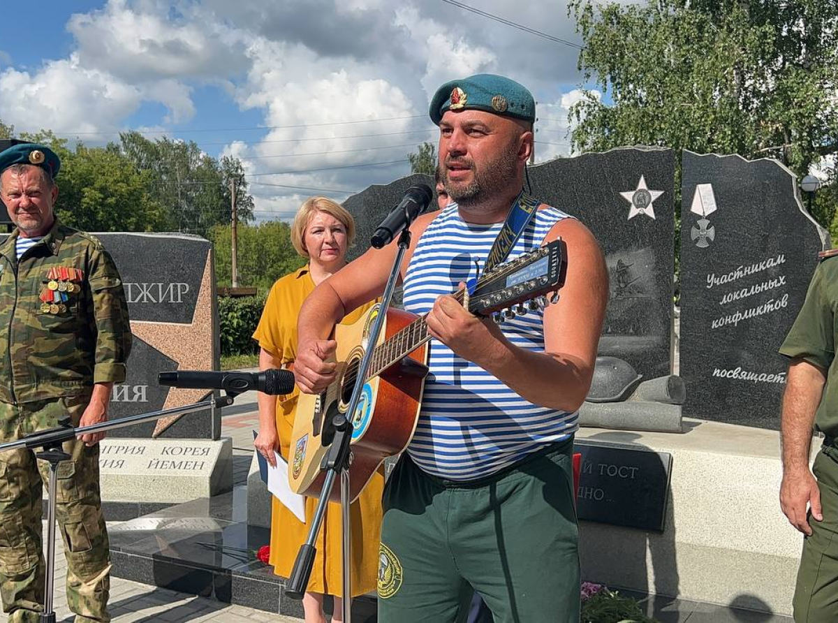 Фото Галины Таскиной. "Войска дяди Васи" отмечают 93-ю годовщину со дня образования.