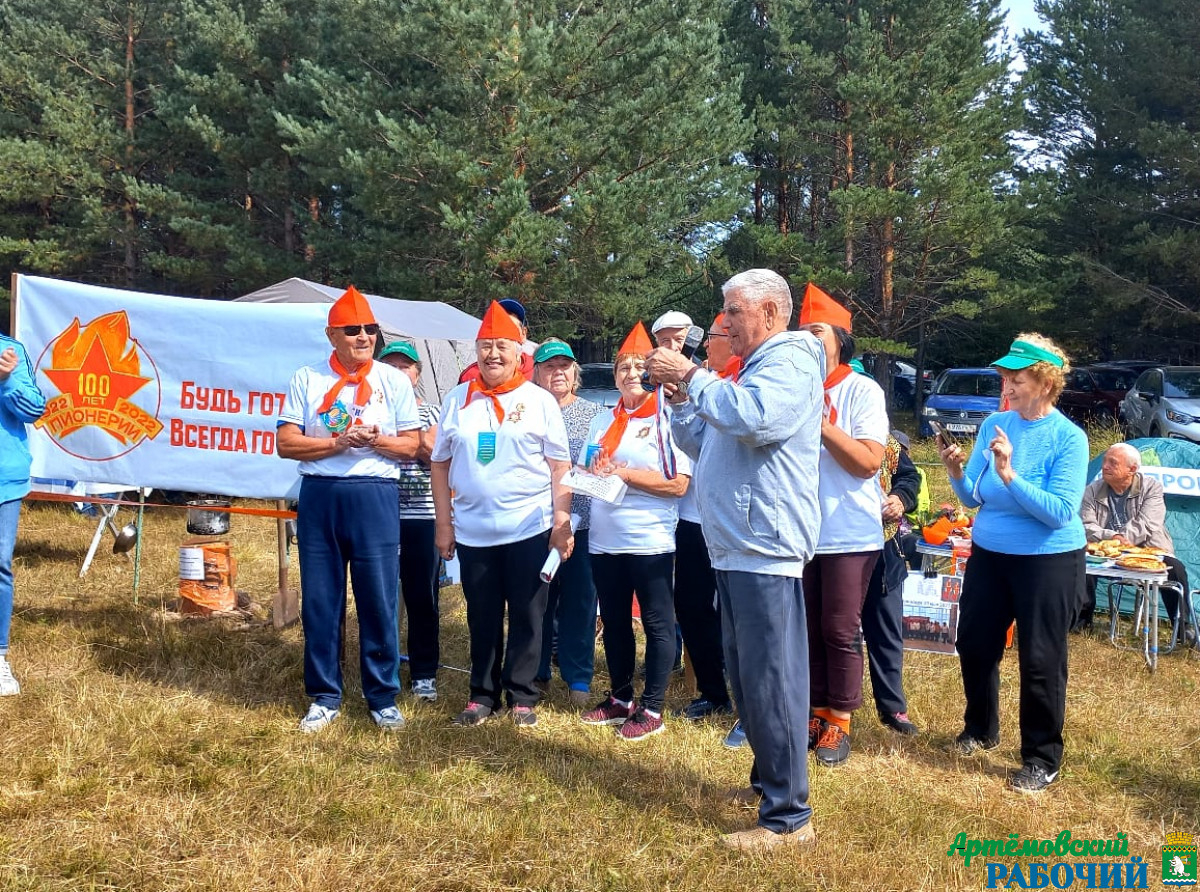 Фото из архива редакции. Веселые конкурсы и песни под гитару - так отдыхают ветераны