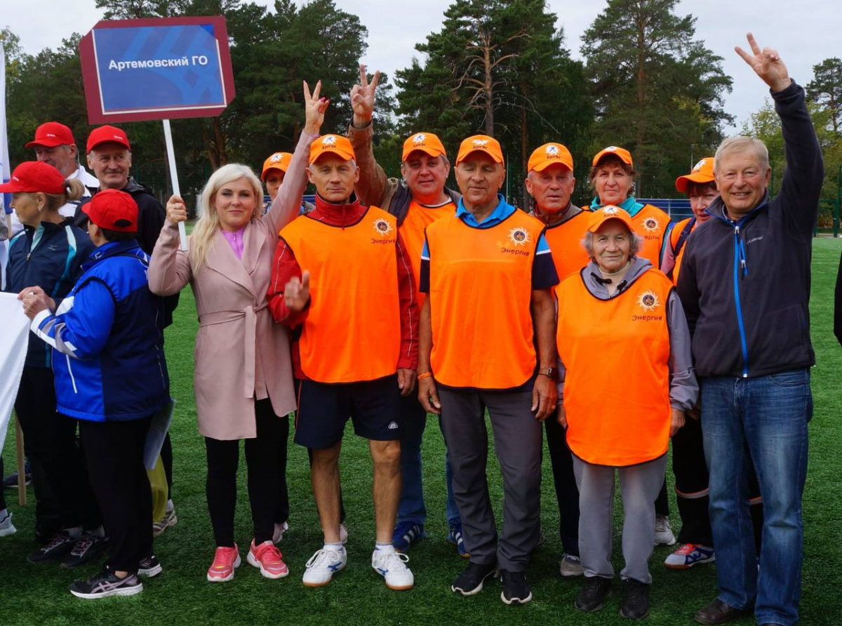 Фото предоставлено А.Гарбузовым. Команда пенсионеров благодарит Артемовскую электросетевую компанию за предоставленный транспорт.