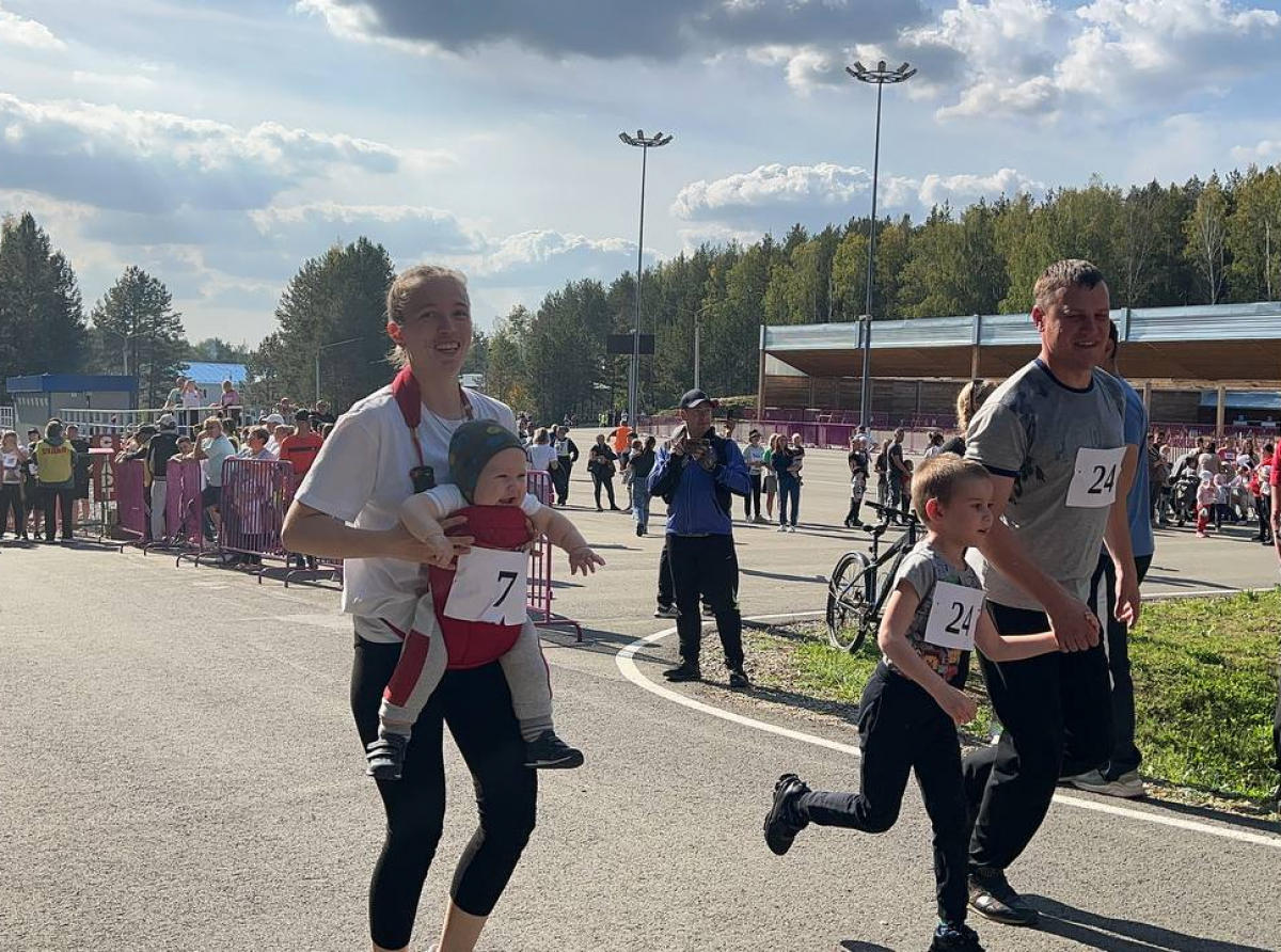 Фото Галины Таскиной. Самый юный участник семейного забега, восьмимесячный Кирилл Минеев пробежал всю дистанцию вместе с мамой. И, кажется, ему очень понравилось.