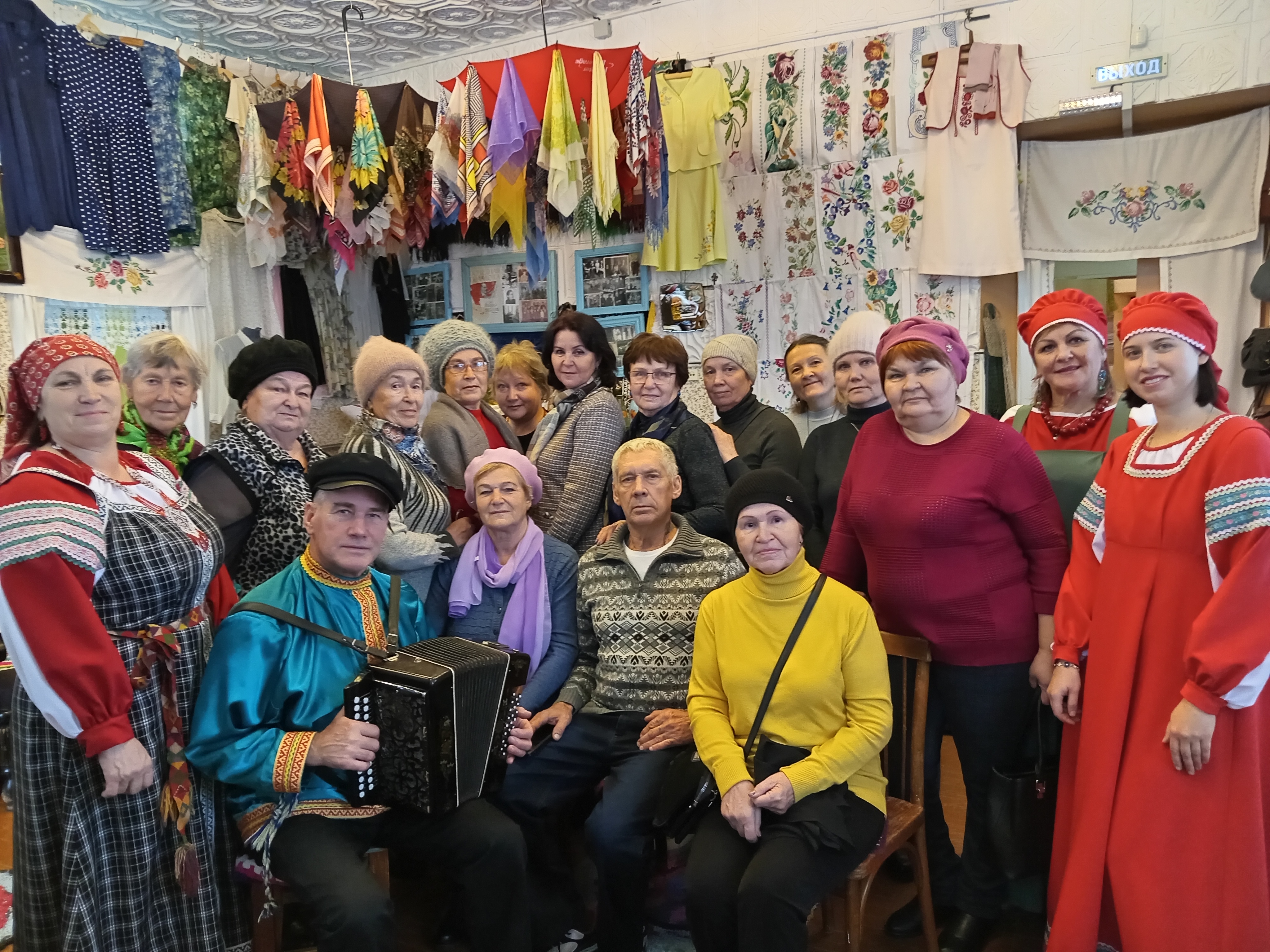 Военные песни и экскурсия в храм