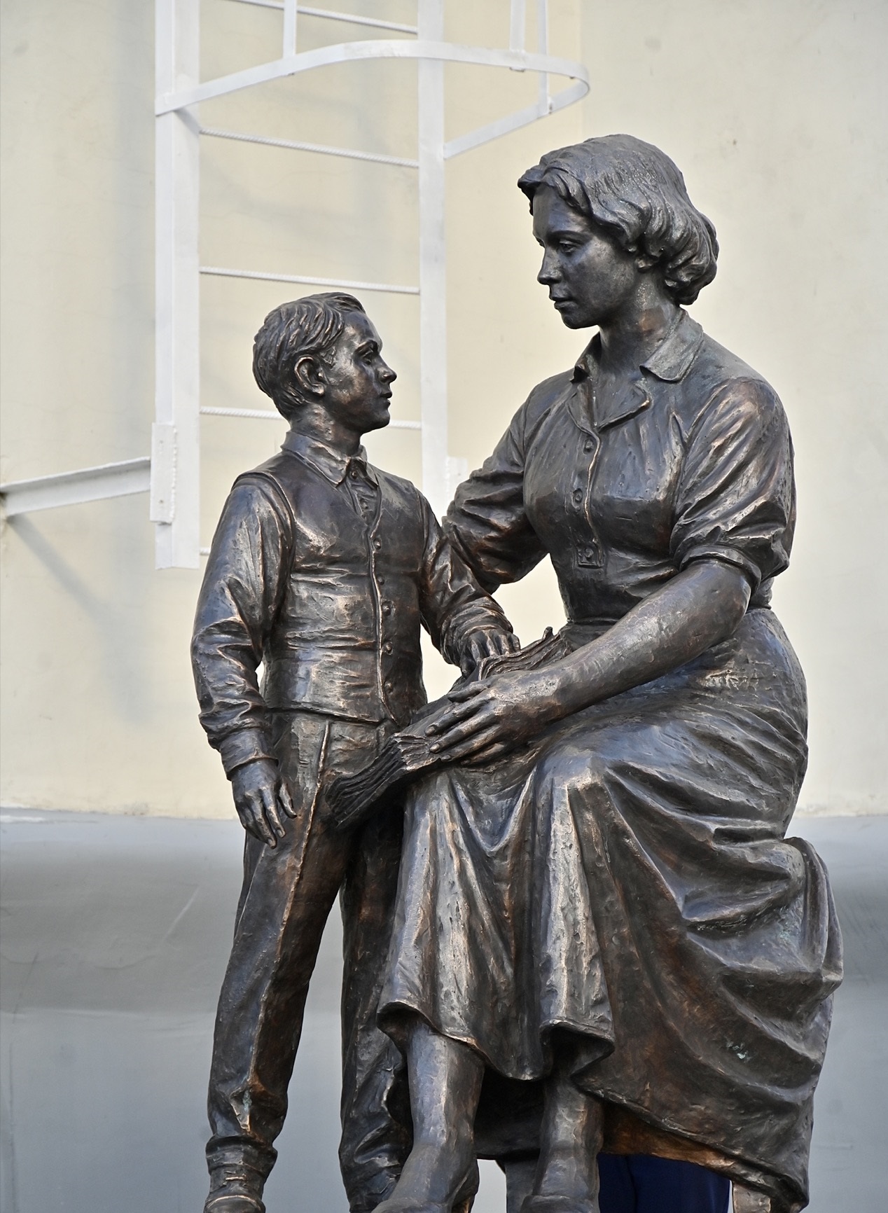 Памятник первому учителю появился в Екатеринбурге