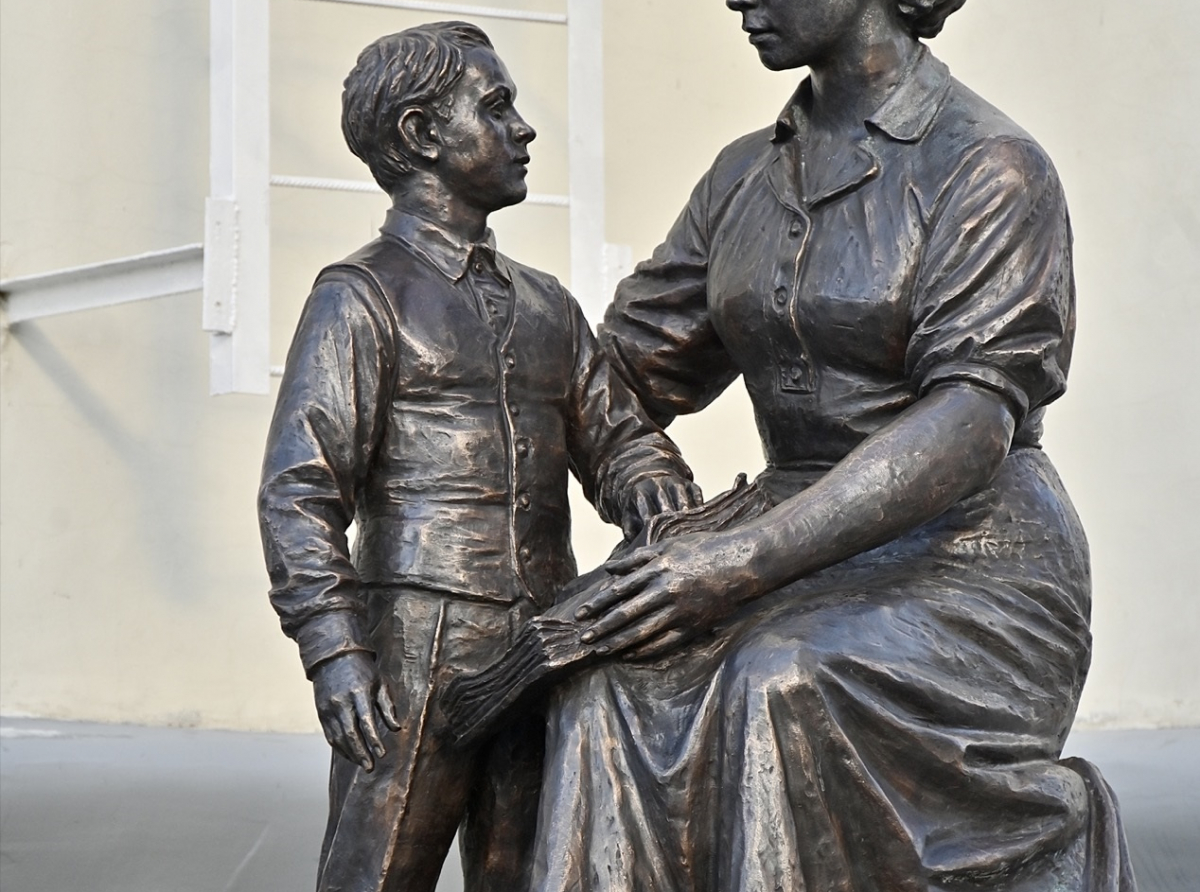 Фото ДИП Свердловской области. Скульптура, изготовлена из бронзы, высотой 2,10 метра, была создана в литейной мастерской «Дубровин».