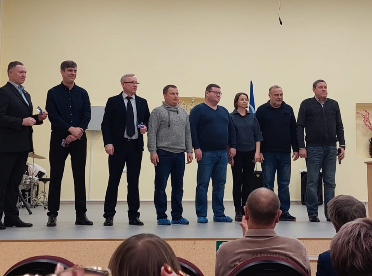 Фото: "ЕР". На вручении партийных билетов