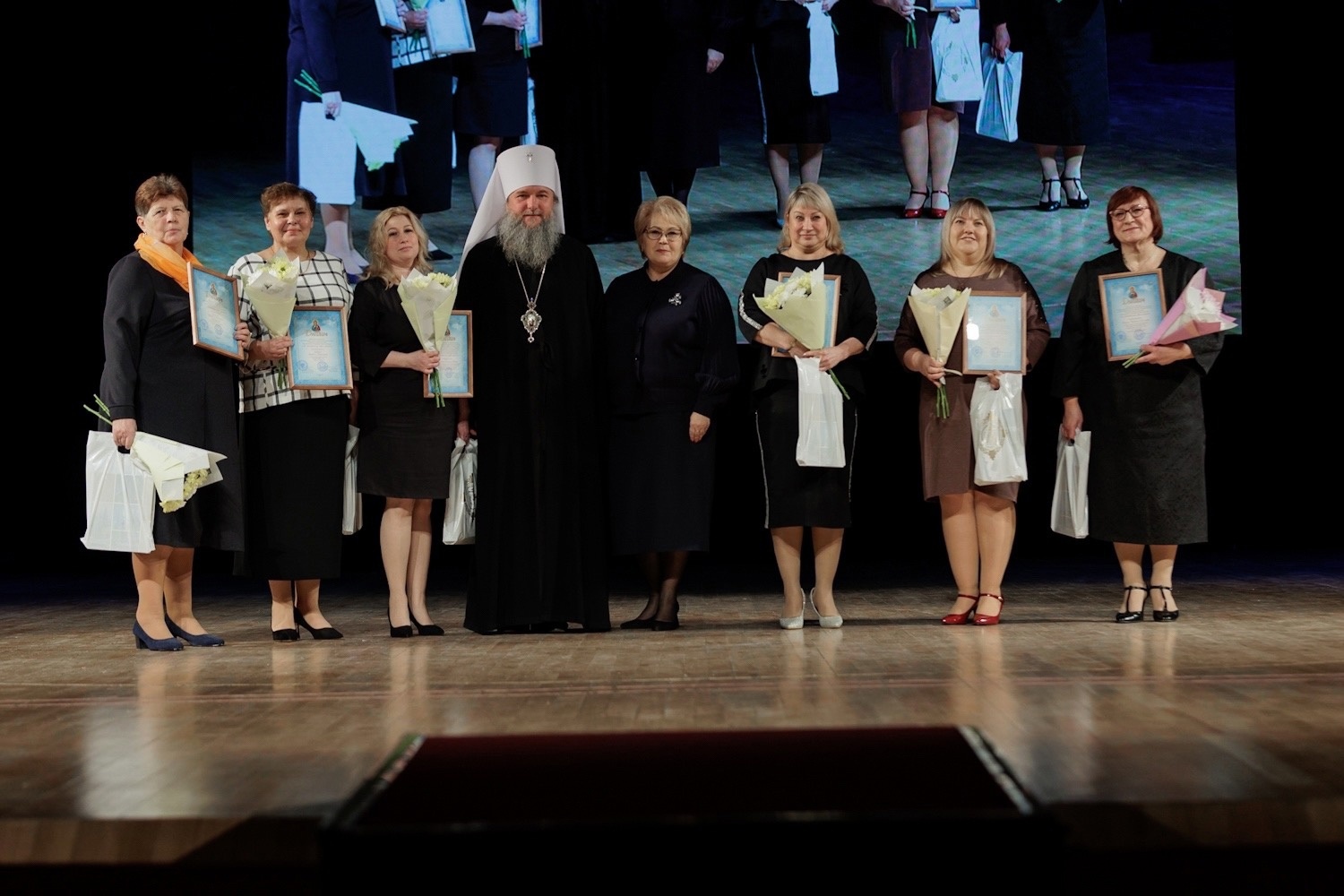 За нравственный подвиг учителя