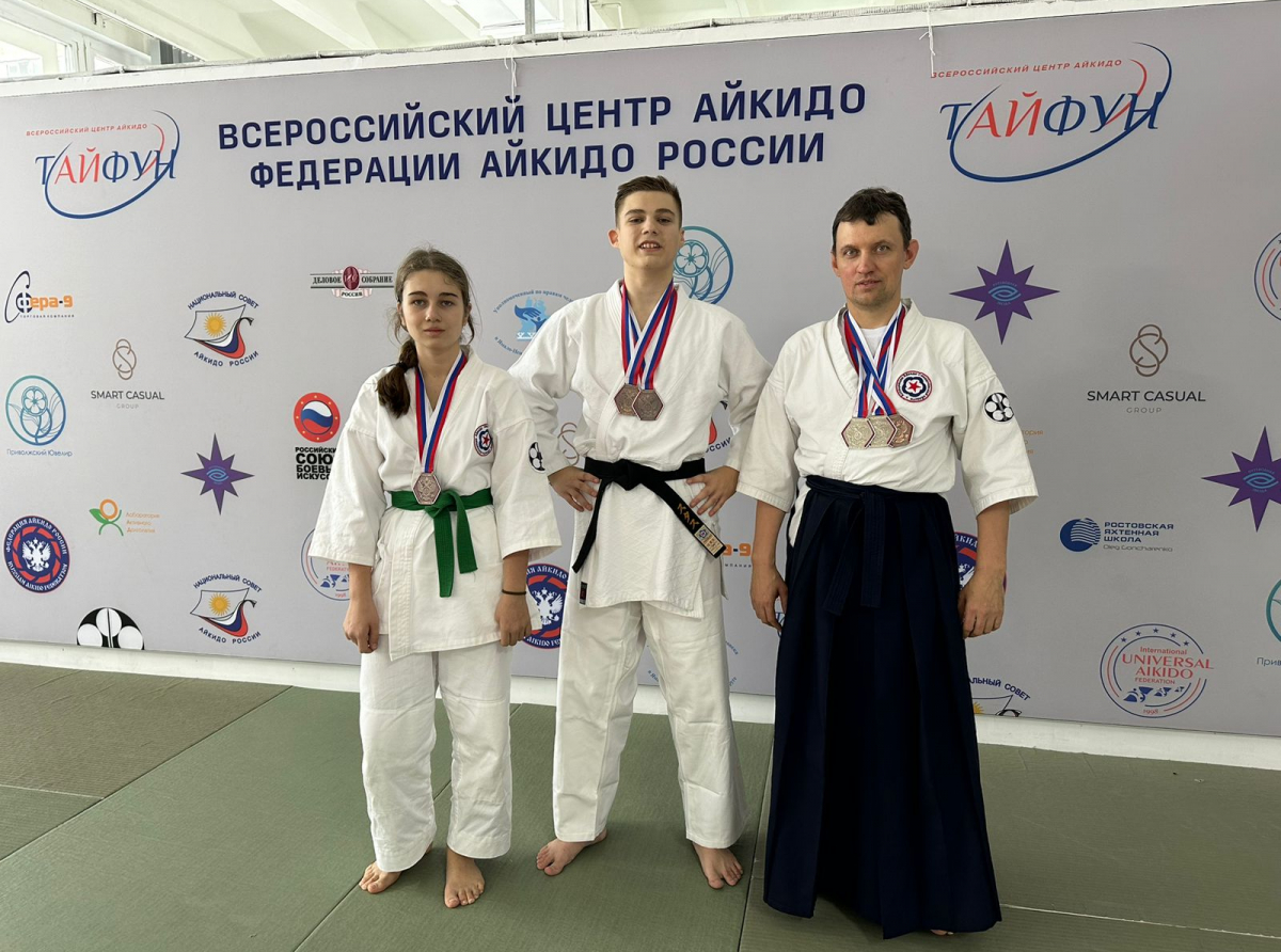 Фото предоставлено В. Поповым, Победитель на фото справа.