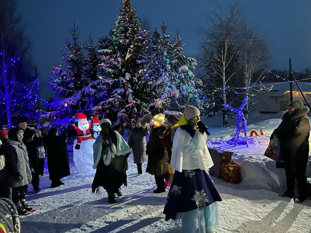 Сверкающие гирлянды и украшения – на радость детям!