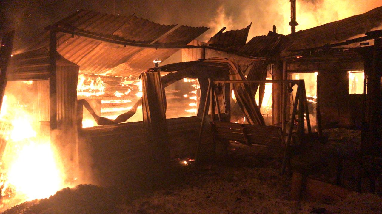 Пламя вспыхнуло ночью