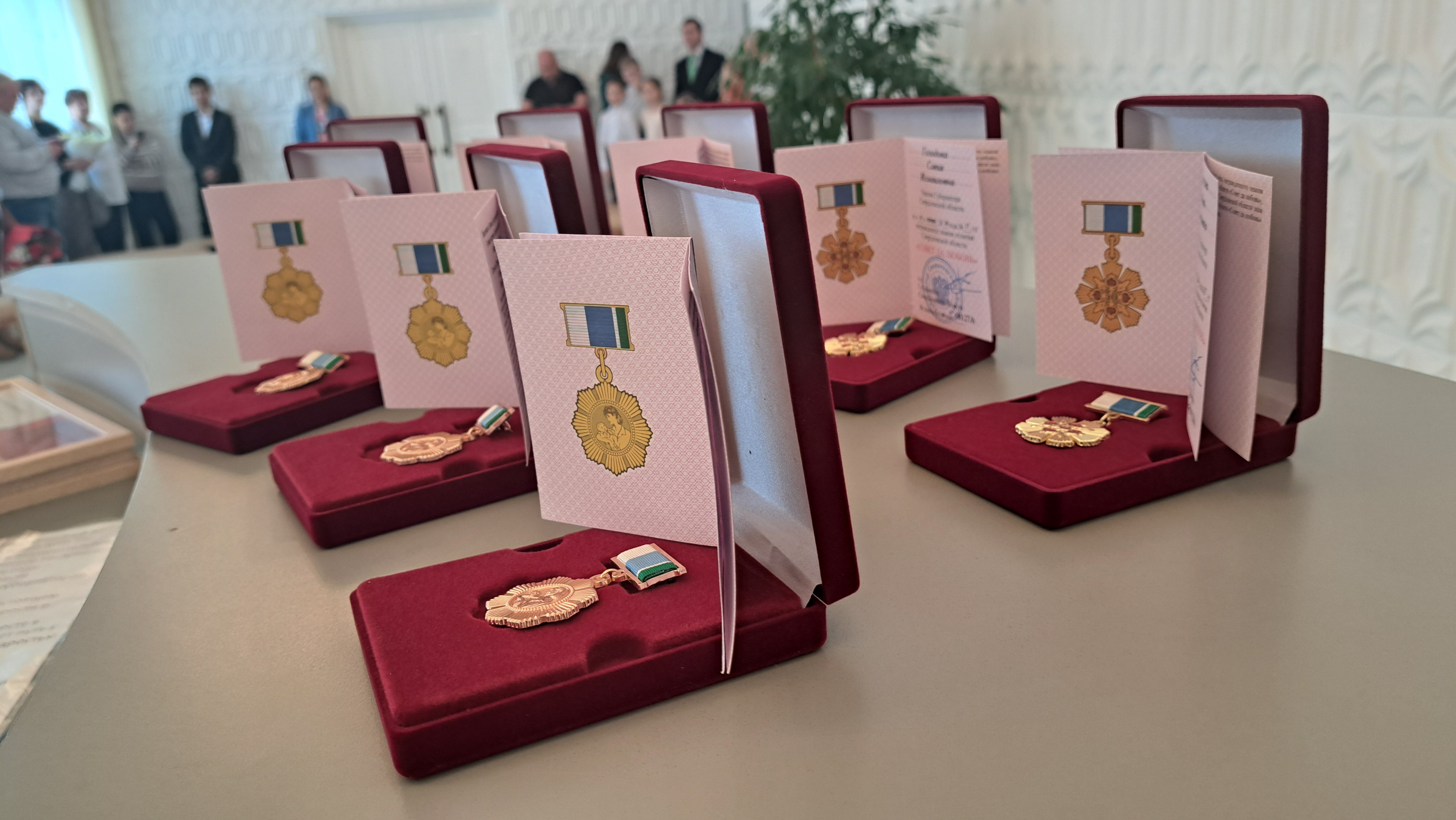 Под шумные крики «Горько!»